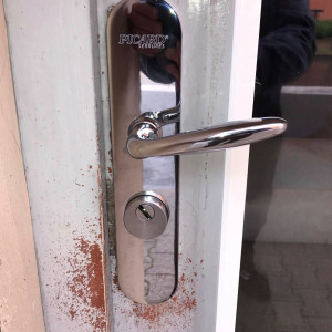 Renforcement de porte avec vitrage anti-effraction et serrure multipoints à Saint-Georges-de-Reneins