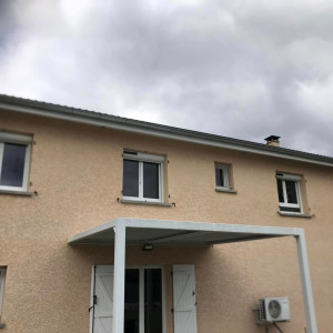 Installation de 6 volets roulants solaires SOMFY RS100 IO avec moustiquaires intégrées à Belleville-en-Beaujolais (69)