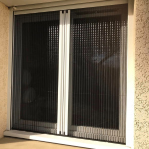 Pose de moustiquaires plissées à ouverture latérale – Belleville-en-Beaujolais