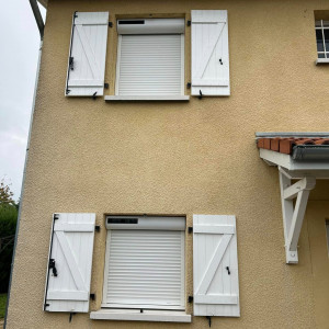 Pose de volets roulants solaires avec moustiquaires intégrées et commande groupée SOMFY à Belleville-en-Beaujolais