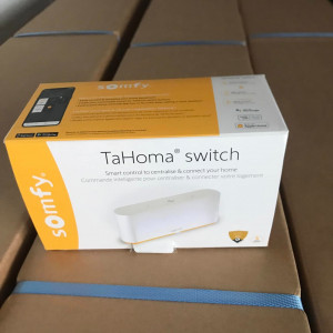 Installation de 6 volets roulants solaires SOMFY RS100 IO avec moustiquaires intégrées à Belleville-en-Beaujolais (69)