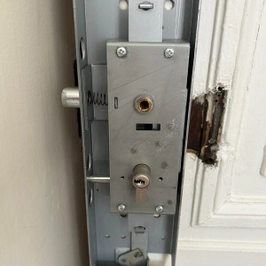 Pose de serrure multipoints sécurisée avec capot et gâche toute hauteur à Villefranche-sur-Saône