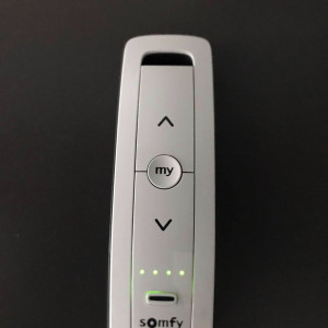 Installation de 6 volets roulants solaires SOMFY RS100 IO avec moustiquaires intégrées à Belleville-en-Beaujolais (69)