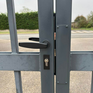 Modification et sécurisation manuelle du portail du relais de la petite enfance à Saint-Didier-sur-Chalaronne