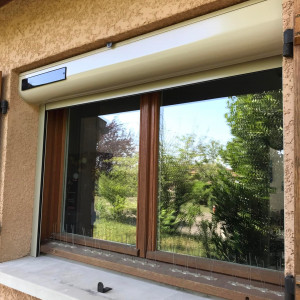 Installation de 10 volets roulants solaires SOMFY RS100 IO à Saint-Trivier-sur-Moignans (01)