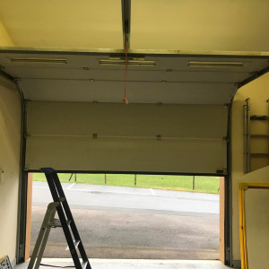 Remise en état d’une porte sectionnelle endommagée à Villié-Morgon