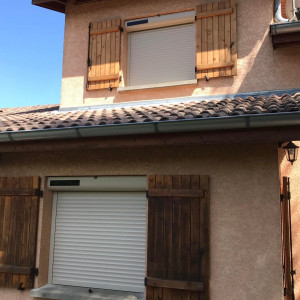 Installation de 10 volets roulants solaires SOMFY RS100 IO à Saint-Trivier-sur-Moignans (01)