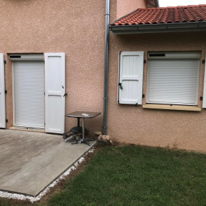 Pose de deux volets roulants solaires motorisés SOMFY SOLAR RS100 IO à Guéreins