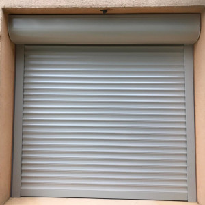 Remplacement de volets battants par volets roulants solaires SOMFY RS100 IO à Fareins (01)