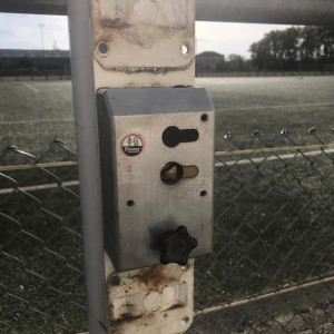 Maintenance et réglage des barrières d’accès au Stade Rosseli – Belleville-en-Beaujolais