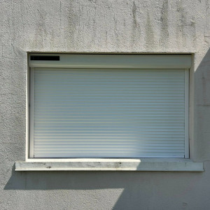 Installation de volets roulants solaires SOMFY RS100 IO à la Gendarmerie de Saint-Trivier-sur-Moignans