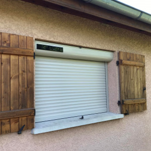 Installation de 10 volets roulants solaires SOMFY RS100 IO à Saint-Trivier-sur-Moignans (01)