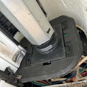 Pose de 6 volets roulants solaires SOMFY avec commande groupée et moustiquaires à Belleville-en-Beaujolais