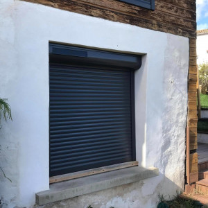 Fourniture et pose de volets roulants solaires motorisés SOMFY RS100 IO – Belleville-en-Beaujolais