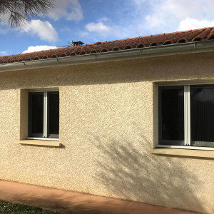 Pose de moustiquaires plissées à ouverture latérale – Belleville-en-Beaujolais