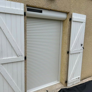Pose de volets roulants solaires avec moustiquaires intégrées et commande groupée SOMFY à Belleville-en-Beaujolais