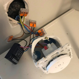 Transformation de moteurs filaires en volets roulants pilotables à distance à Lurcy