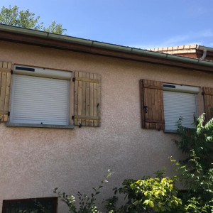 Installation de 10 volets roulants solaires SOMFY RS100 IO à Saint-Trivier-sur-Moignans (01)