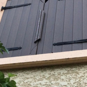 Remplacement de volets battants par volets roulants solaires SOMFY RS100 IO à Fareins (01)