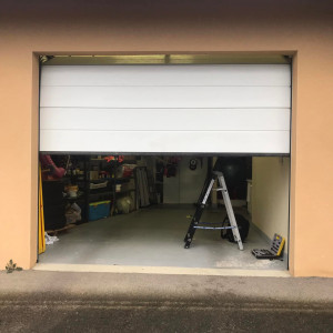 Remise en état d’une porte sectionnelle endommagée à Villié-Morgon