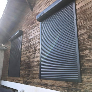 Fourniture et pose de volets roulants solaires motorisés SOMFY RS100 IO – Belleville-en-Beaujolais