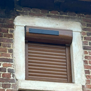 Installation de 7 volets roulants solaires imitation bois SOMFY RS100 IO à Saint-Didier-sur-Chalaronne