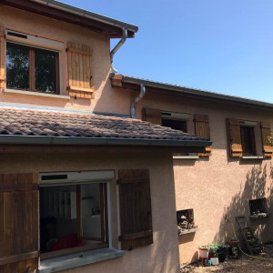 Installation de 10 volets roulants solaires SOMFY RS100 IO à Saint-Trivier-sur-Moignans (01)