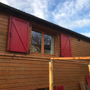 Fourniture et pose de volets roulants solaires motorisés SOMFY RS100 IO – Belleville-en-Beaujolais