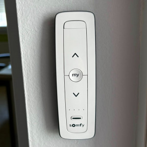 Installation de volets roulants solaires SOMFY RS100 IO à la Gendarmerie de Saint-Trivier-sur-Moignans