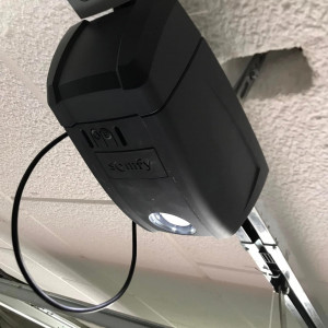 Installation de 6 volets roulants solaires SOMFY RS100 IO avec moustiquaires intégrées à Belleville-en-Beaujolais (69)