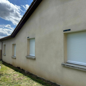 Transformation de volets roulants manuels en volets solaires SOMFY RS100 IO à Villefranche-sur-Saône