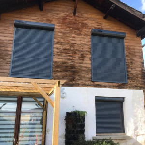 Fourniture et pose de volets roulants solaires motorisés SOMFY RS100 IO – Belleville-en-Beaujolais