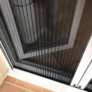 Pose de moustiquaires plissées à ouverture latérale – Belleville-en-Beaujolais