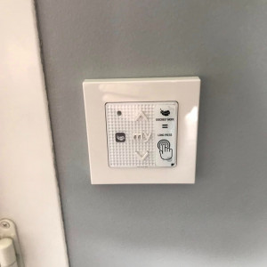 Installation de 6 volets roulants solaires SOMFY RS100 IO avec moustiquaires intégrées à Belleville-en-Beaujolais (69)