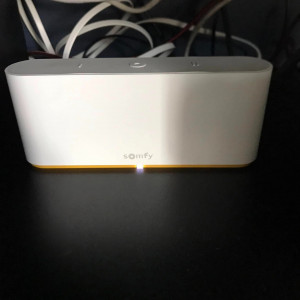 Installation de 6 volets roulants solaires SOMFY RS100 IO avec moustiquaires intégrées à Belleville-en-Beaujolais (69)