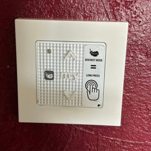 Installation de volets roulants solaires SOMFY RS100 IO à la Gendarmerie de Saint-Trivier-sur-Moignans