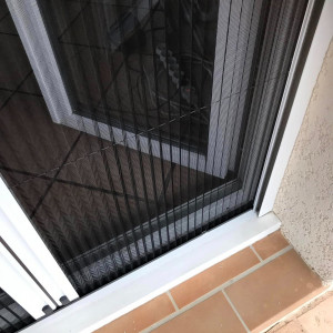 Pose de moustiquaires plissées à ouverture latérale – Belleville-en-Beaujolais