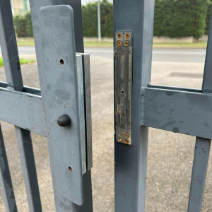 Modification et sécurisation manuelle du portail du relais de la petite enfance à Saint-Didier-sur-Chalaronne