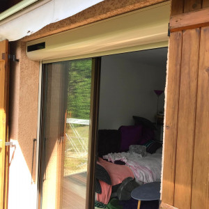 Installation de 10 volets roulants solaires SOMFY RS100 IO à Saint-Trivier-sur-Moignans (01)