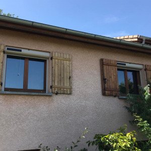 Installation de 10 volets roulants solaires SOMFY RS100 IO à Saint-Trivier-sur-Moignans (01)