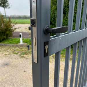 Modification et sécurisation manuelle du portail du relais de la petite enfance à Saint-Didier-sur-Chalaronne