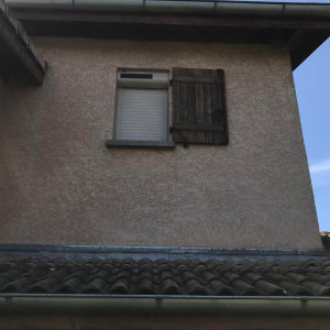 Installation de 10 volets roulants solaires SOMFY RS100 IO à Saint-Trivier-sur-Moignans (01)