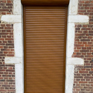 Installation de 7 volets roulants solaires imitation bois SOMFY RS100 IO à Saint-Didier-sur-Chalaronne