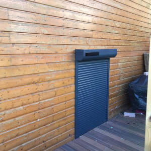 Fourniture et pose de volets roulants solaires motorisés SOMFY RS100 IO – Belleville-en-Beaujolais