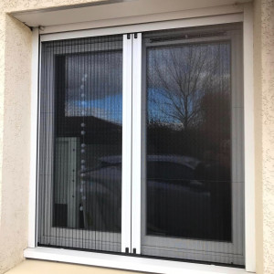 Pose de moustiquaires plissées à ouverture latérale – Belleville-en-Beaujolais