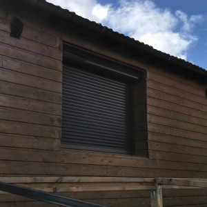 Fourniture et pose de volets roulants solaires motorisés SOMFY RS100 IO – Belleville-en-Beaujolais