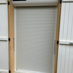 Pose de 6 volets roulants solaires SOMFY avec commande groupée et moustiquaires à Belleville-en-Beaujolais