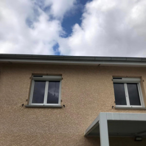 Installation de 6 volets roulants solaires SOMFY RS100 IO avec moustiquaires intégrées à Belleville-en-Beaujolais (69)