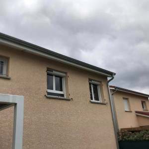 Installation de 6 volets roulants solaires SOMFY RS100 IO avec moustiquaires intégrées à Belleville-en-Beaujolais (69)