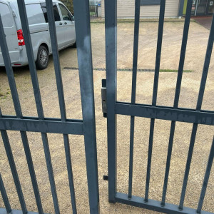 Modification et sécurisation manuelle du portail du relais de la petite enfance à Saint-Didier-sur-Chalaronne